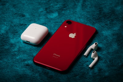 蓝色织物上的红色iPhone7
